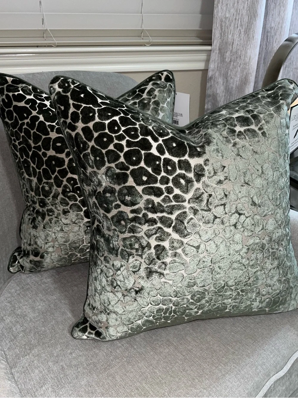 2-NWT CASA DECOR CUT VELVET LEOPARD DESIGN DECORATIVE PILLOWS